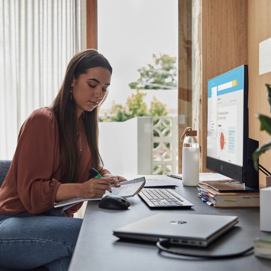 HP ProOne 440 G9 Intel Core i7-14700T 60.5 cm (23 HP ProOne 440 G9 Intel Core i7-14700T 60.5 cm (23.8') 1920 x 1080 Pixeles PC todo en uno 16GB DDR5-SDRAM 512GB SSD Windows 11 Pro Negro